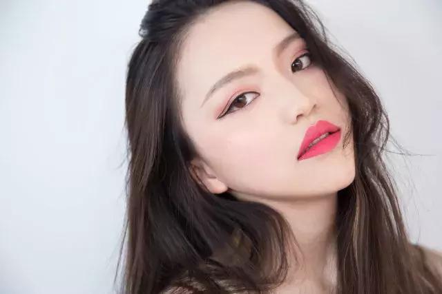 单眼皮肿眼泡无神怎么办,单眼皮肿眼泡眼妆怎么化