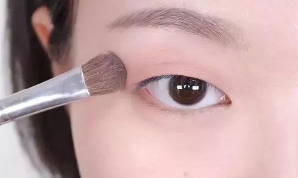 单眼皮肿眼泡无神怎么办,单眼皮肿眼泡眼妆怎么化