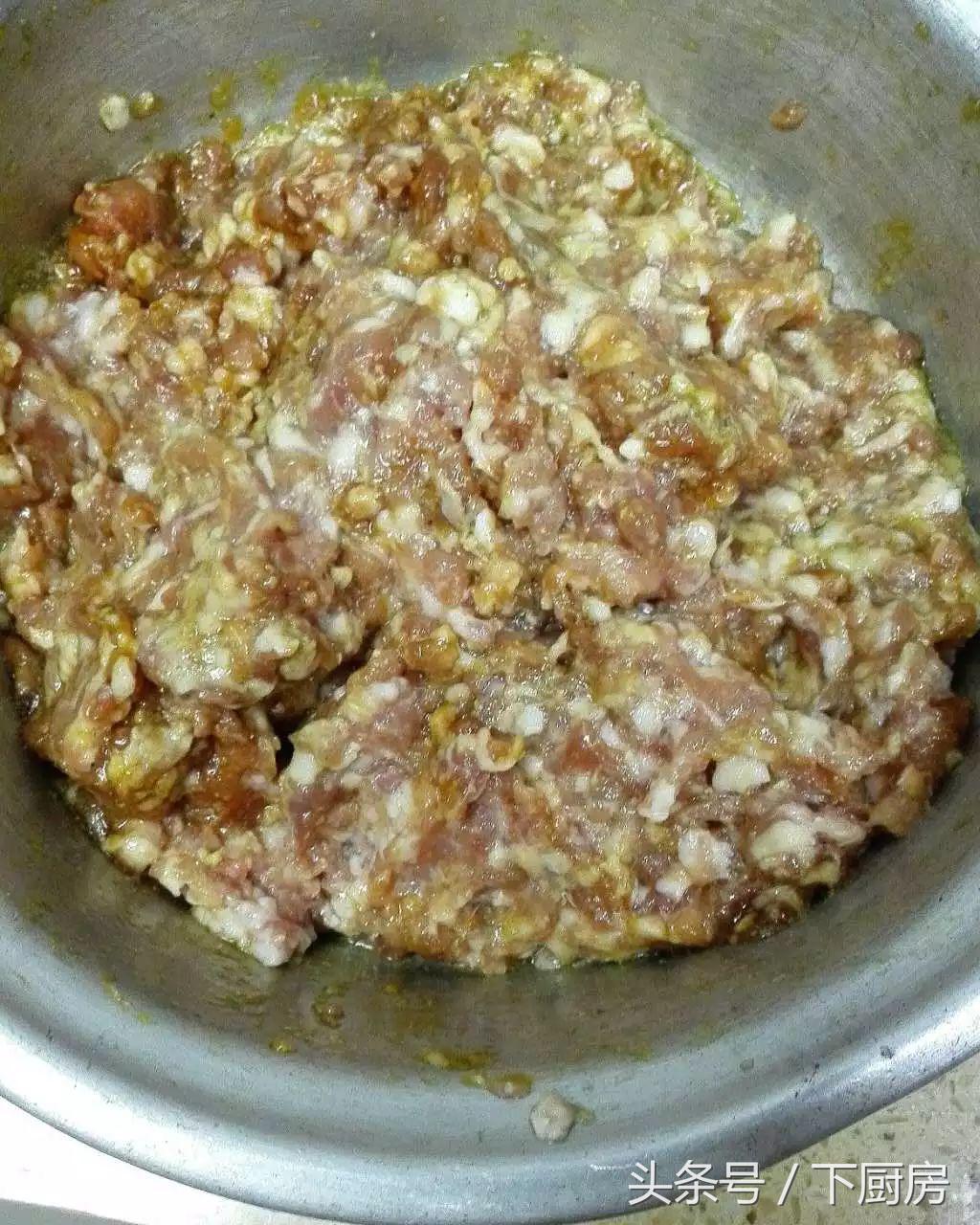肉馅儿怎么拌才会鲜嫩多汁,拌好的肉馅总有一股味