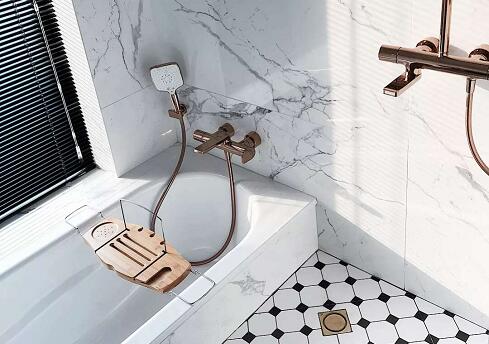 独立浴缸怎么装好看,浴室里面装上浴缸怎样搭配好看