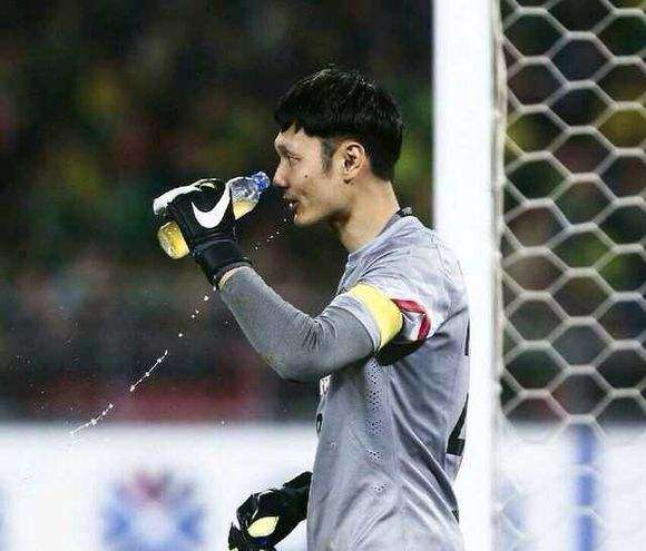 为什么足球守门员都是往反方向扑,为什么足球守门员反应很快