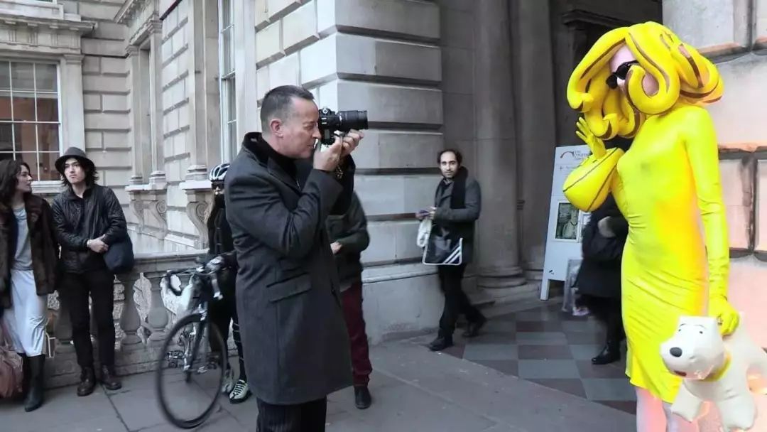 备受欧美时尚圈宠爱的真人*气娃充**娃，每次看秀都坐在第一排