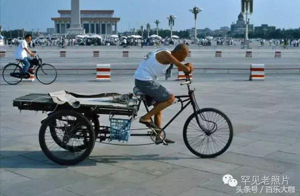 80年代的北京还不堵车车辆很少,80年代的北京牌汽车