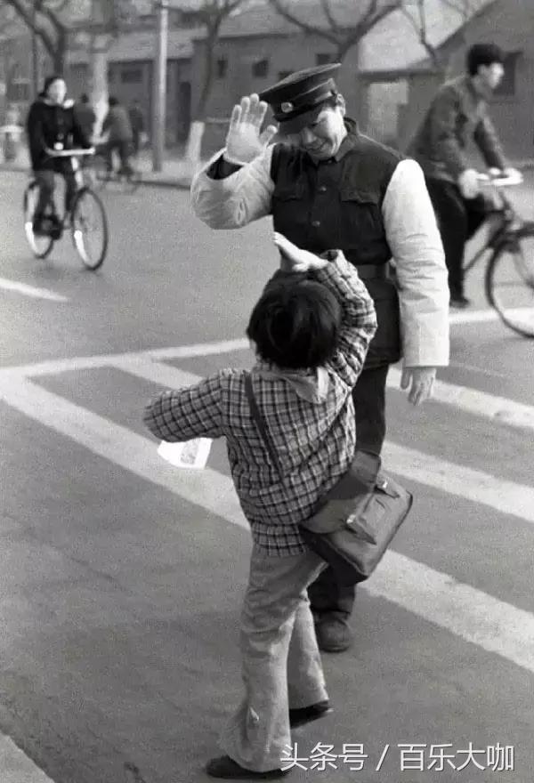 80年代的北京还不堵车车辆很少,80年代的北京牌汽车