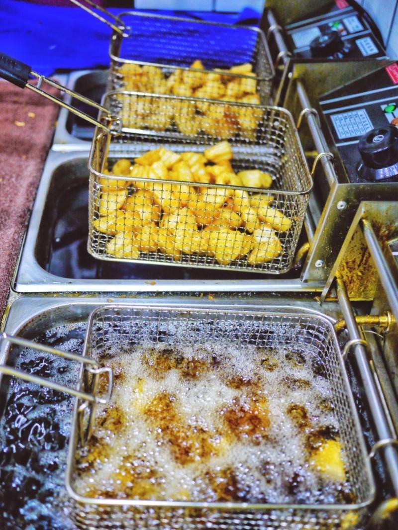 曾经的美食帝国强势回归，建设路要火了！