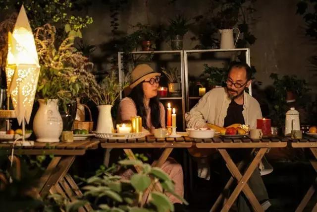 私奔扯证相爱26年，女儿重病脑瘫，仍把生活过成了诗！