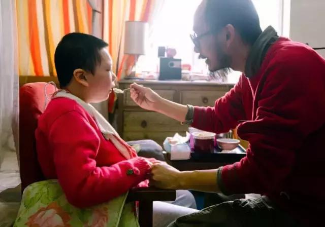 私奔扯证相爱26年，女儿重病脑瘫，仍把生活过成了诗！