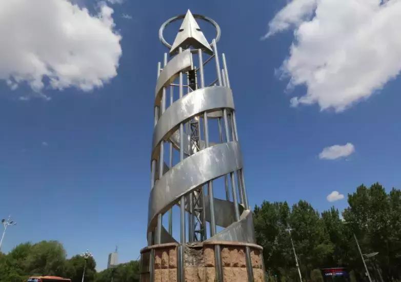 别了!包头极具地标性的雕塑之一北方奔驰“旋律”