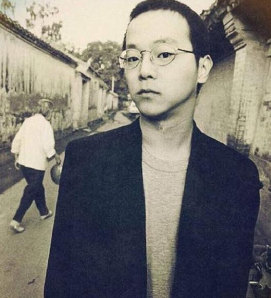 窦唯戴帽子长头发,窦唯出镜