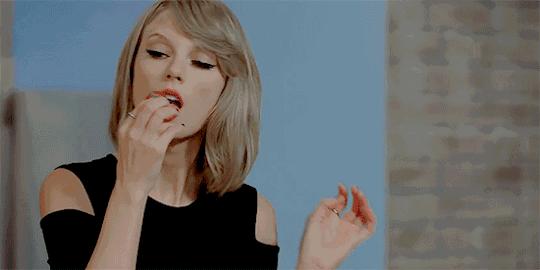 果然，霉霉还在英国，在酒吧霉霉与JOE共进午餐