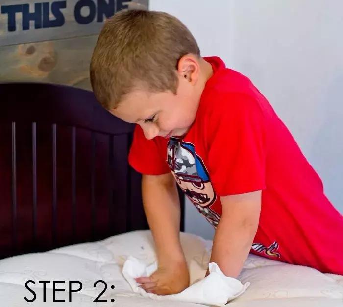 孩子尿床了床垫处理妙招,宝宝尿床床渍怎么处理