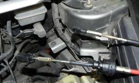 离合器拉线一头断了自己能接吗,手动挡离合器线断了的车怎么开