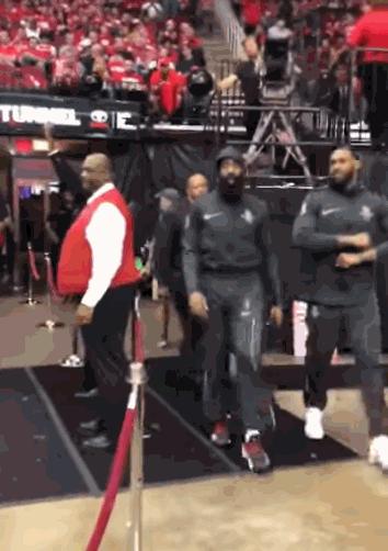 哈登被球迷怒怼,哈登拿球怒怼地面砸到自己的头