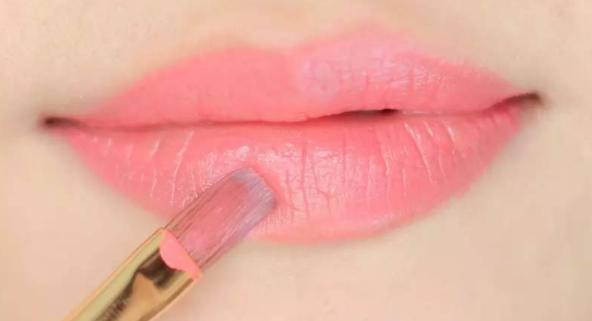 两支口红混搭怎么涂,两支口红怎么弄成一支