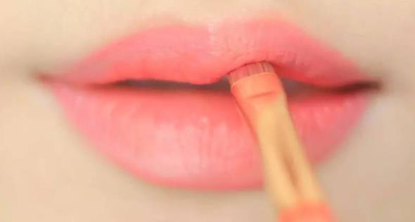 两支口红混搭怎么涂,两支口红怎么弄成一支