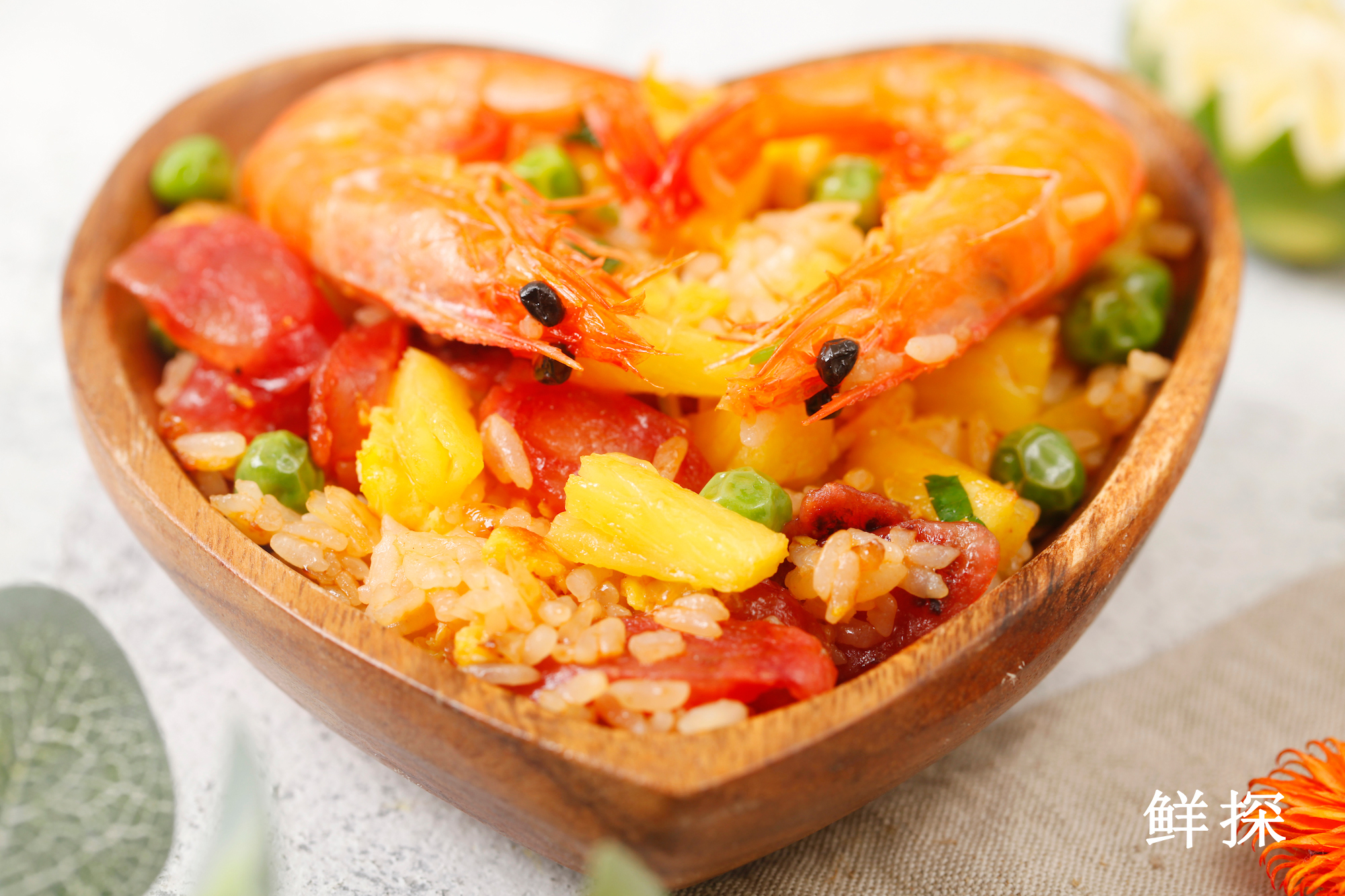 菠萝虾炒饭,菠萝炒饭酸甜爽口特开胃