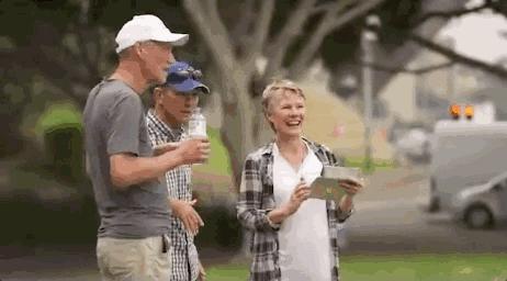 华丽汉服在外国街头惊艳外国人,中国汉服小姐姐美到哭了