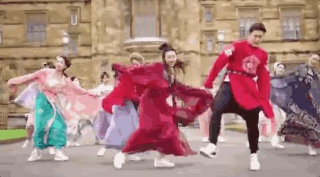 华丽汉服在外国街头惊艳外国人,中国汉服小姐姐美到哭了