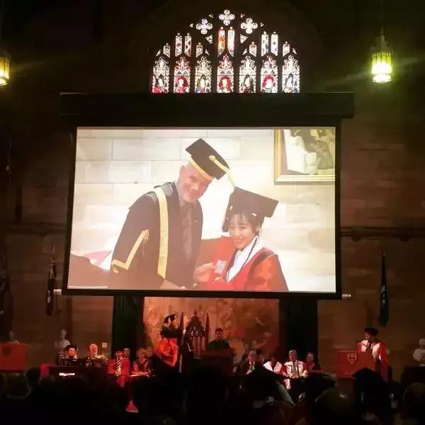 华丽汉服在外国街头惊艳外国人,中国汉服小姐姐美到哭了