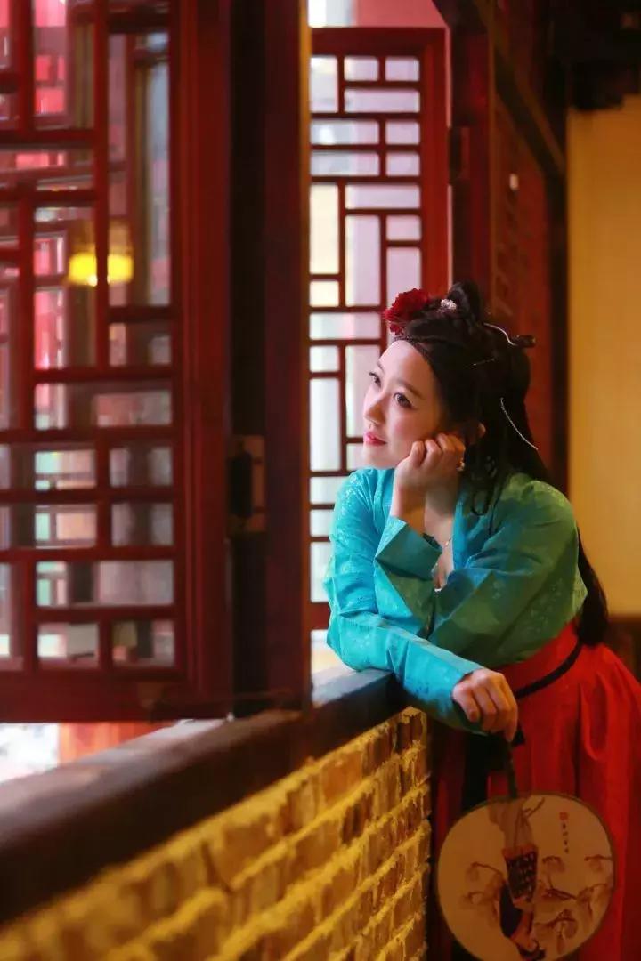 华丽汉服在外国街头惊艳外国人,中国汉服小姐姐美到哭了