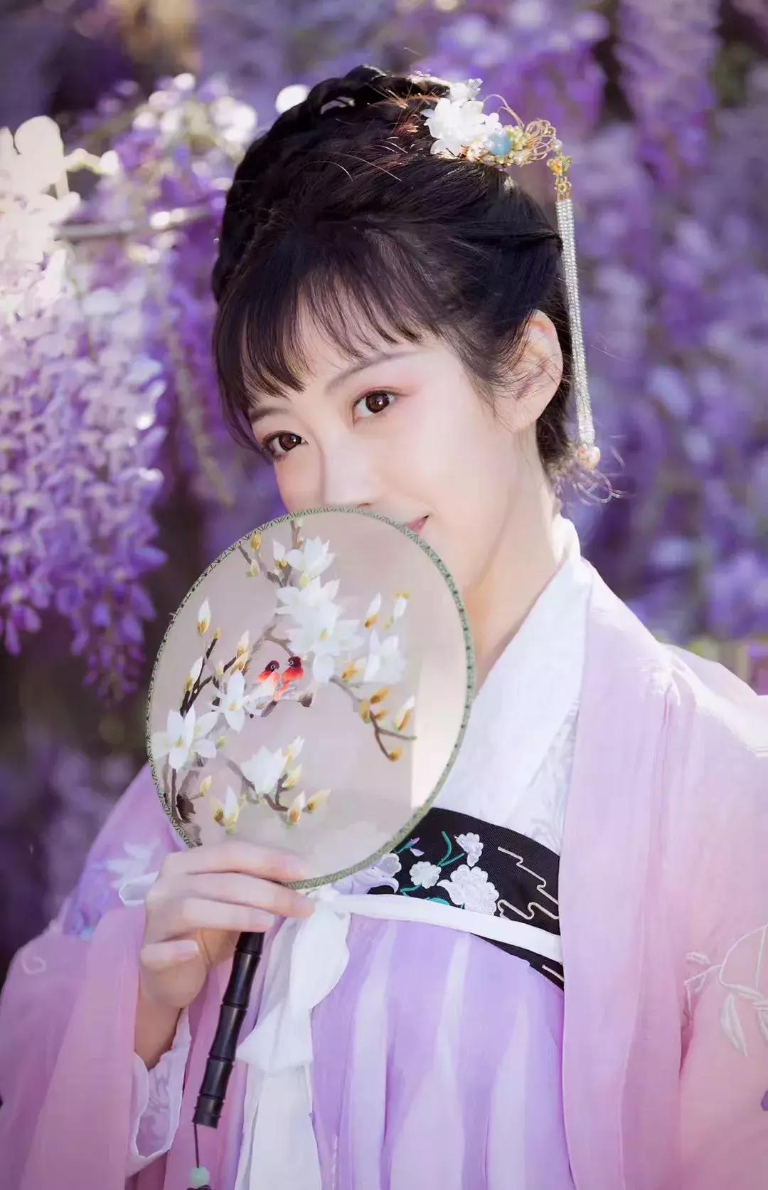 华丽汉服在外国街头惊艳外国人,中国汉服小姐姐美到哭了