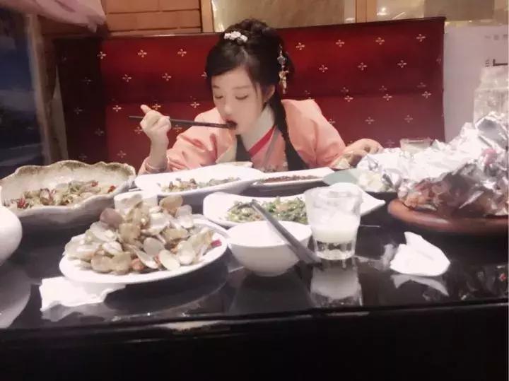 中国姑娘汉服惊呆外国人视频,中国姑娘在国外街头穿汉服惊艳了