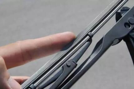 雨刷一直刮不停怎么办,雨刷总刷不干净