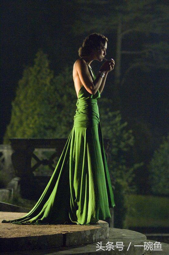 她是平胸的纸片姑娘，却是性感的英伦玫瑰，美得颠倒众生！