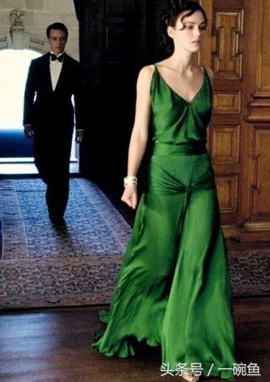 她是平胸的纸片姑娘，却是性感的英伦玫瑰，美得颠倒众生！