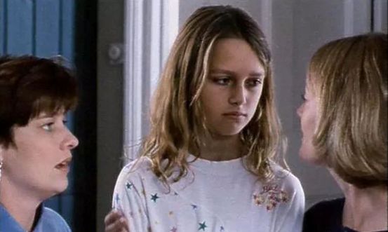 她是一个平胸的女子,她是一个平胸女子