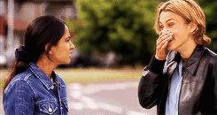 她是一个平胸的女子,她是一个平胸女子