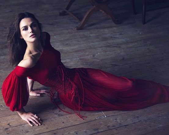 她是平胸的纸片姑娘，却是性感的英伦玫瑰，美得颠倒众生！