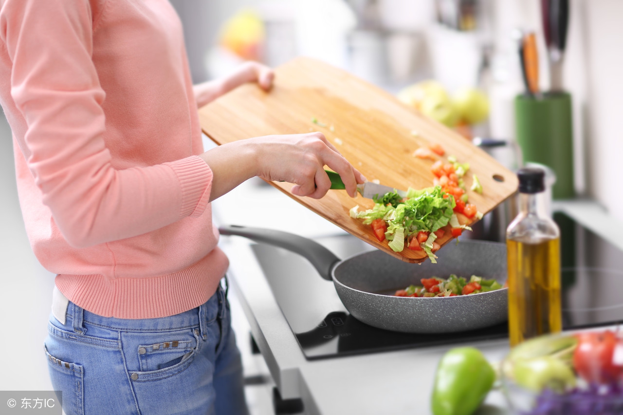 厨师长期炒菜吸油烟的危害,炒菜避免吸入油烟的方法