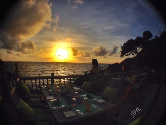 衣冠不整恕不招待厨师,衣冠不整不让进的饭店