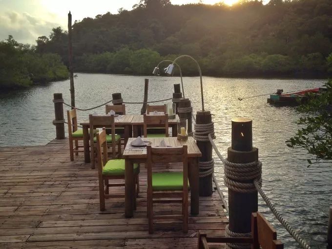 衣冠不整恕不招待厨师,衣冠不整不让进的饭店