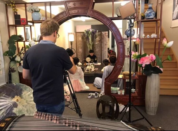 90后中国姑娘，在澳洲街美哭外媒