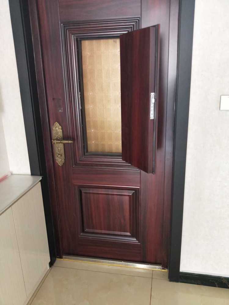 自己装新房，沙发太大只能对着卧室门，有没有办法改变？