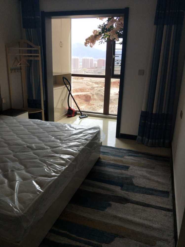 自己装新房，沙发太大只能对着卧室门，有没有办法改变？