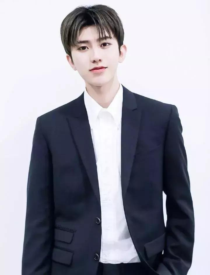 和TFboys年纪相仿的他，C位出道后热衷公益，网友：他会红