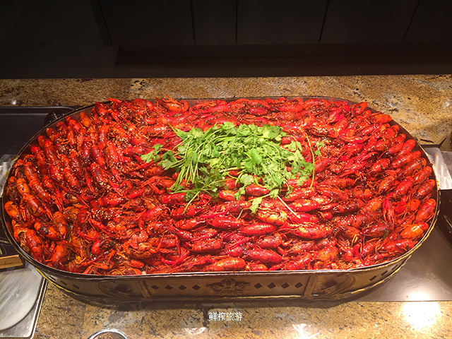 体验无锡华邑：这家酒店的面不一样，用澡盆上的小龙虾还管够