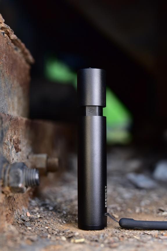 极蜂强光变焦手电筒怎么充电,极蜂强光变焦手电筒评测