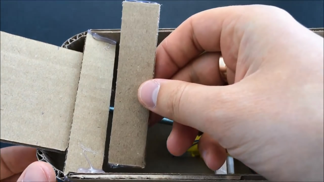 纸板公交车手工制作,手工公交车制作幼儿园纸箱