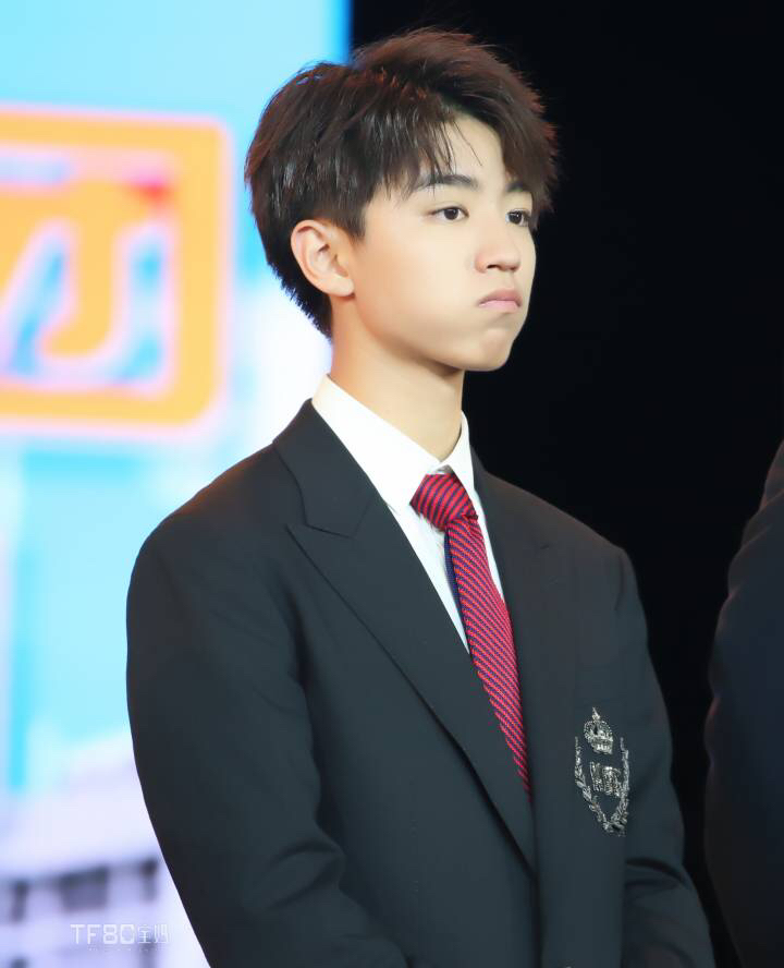 王俊凯露牙龈笑,王俊凯高能少年团照片正脸