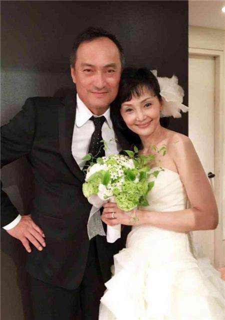 日本的女明星嫁给中国人,结过三次婚的日本女艺人