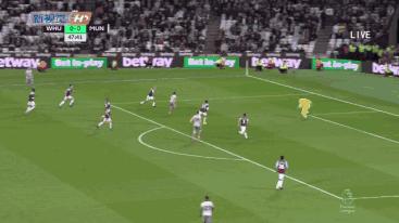 博格巴进球被拦,博格巴被犯规起来直接长传