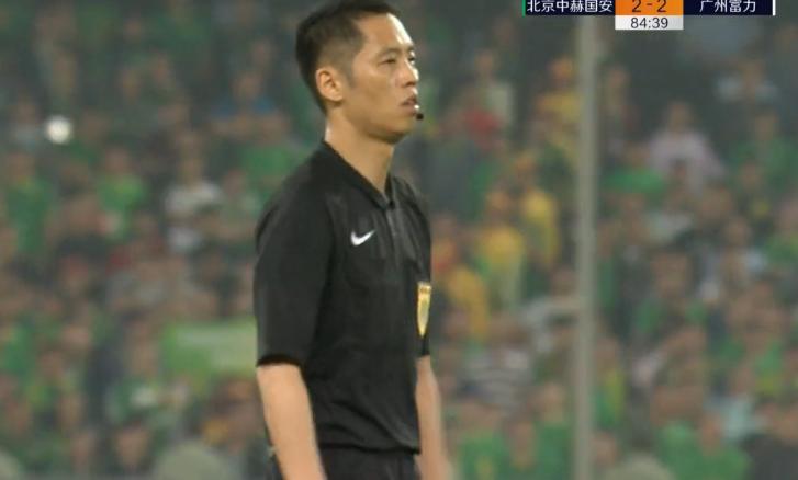 国安赛后与裁判冲突,国安球员怒围裁判视频