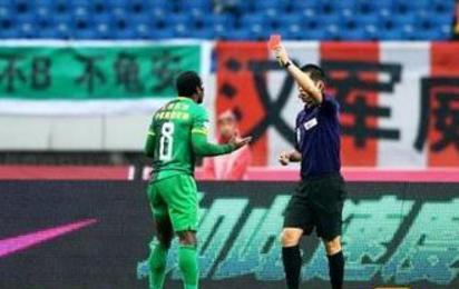 国安球员怒围裁判视频,国安队员质疑裁判被禁赛5场