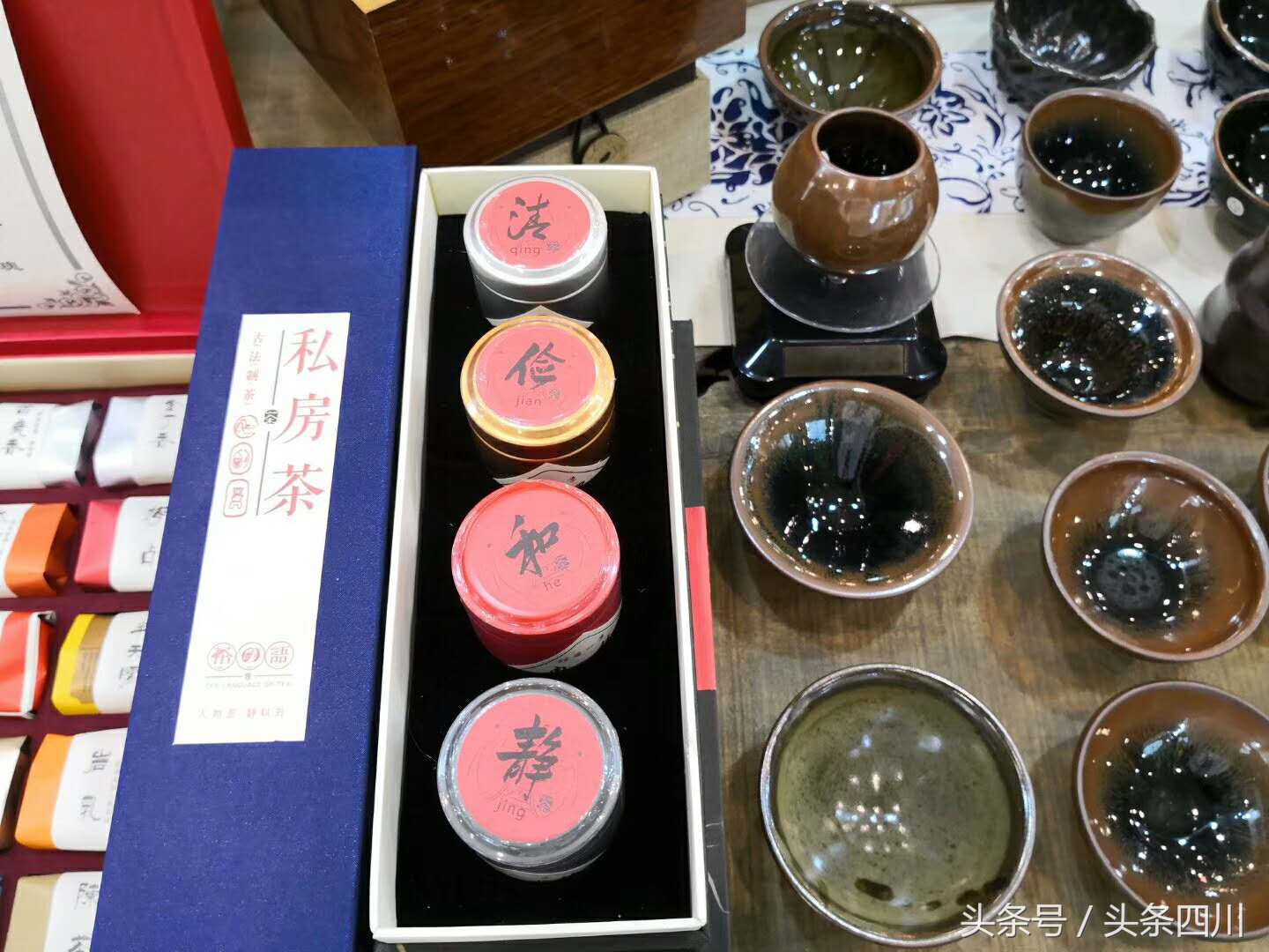 黑瓷明珠真品图片,粉青釉浮雕缠枝花瓣纹茶盏