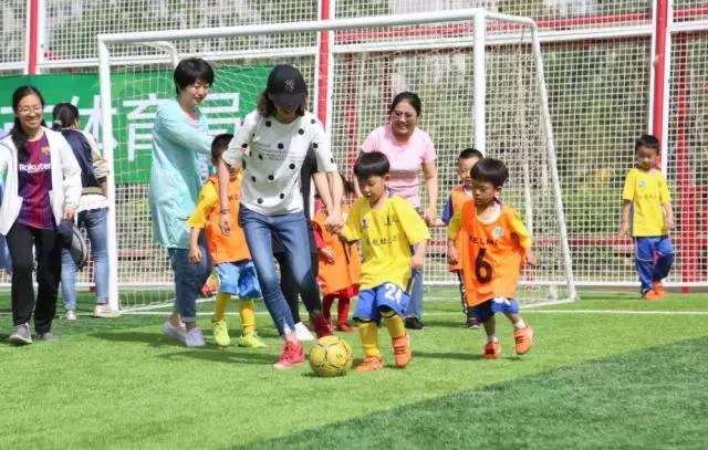 “趣味足球、快乐家庭”内蒙古草根足球日活动“搅热”母亲节