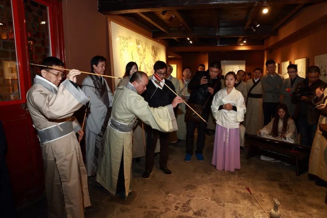 玩投壶游戏,古代投壶游戏